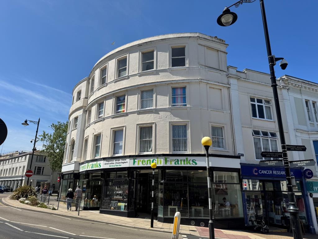 Lot: 59 - TOWN CENTRE FLAT FOR INVESTMENT OR OCCUPATION - The Front of James House Looking Towards Cross Street